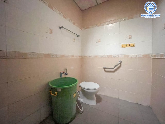 *****บ้านเดี่ยวมือสองย่านนนทบุรี ม.บัวทองธานี กาญจนาภิเษก เนื้อที่กว้างขวางมากถึง 60 ตร.ว. ฟังก์ชัน 4 ห้องนอน 2 ห้องน้ำ ที่จอดรถ 2 คัน บ้านเดี่ยวมีเรือนรับรอง สภาพสวยพร้อมเข้าอยู่ บนทำเลแห่งการเดินทาง ใกล้รถไฟฟ้าสายสีม่วง "สถานีคลองบางไผ่" เชื่อมต่อถนนบางกรวย-ไทรน้อย, ถนนกาญจนาภิเษก, ถนนชัยพฤกษ์ จองเลย!